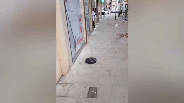 Una Roomba barre las aceras de Barcelona