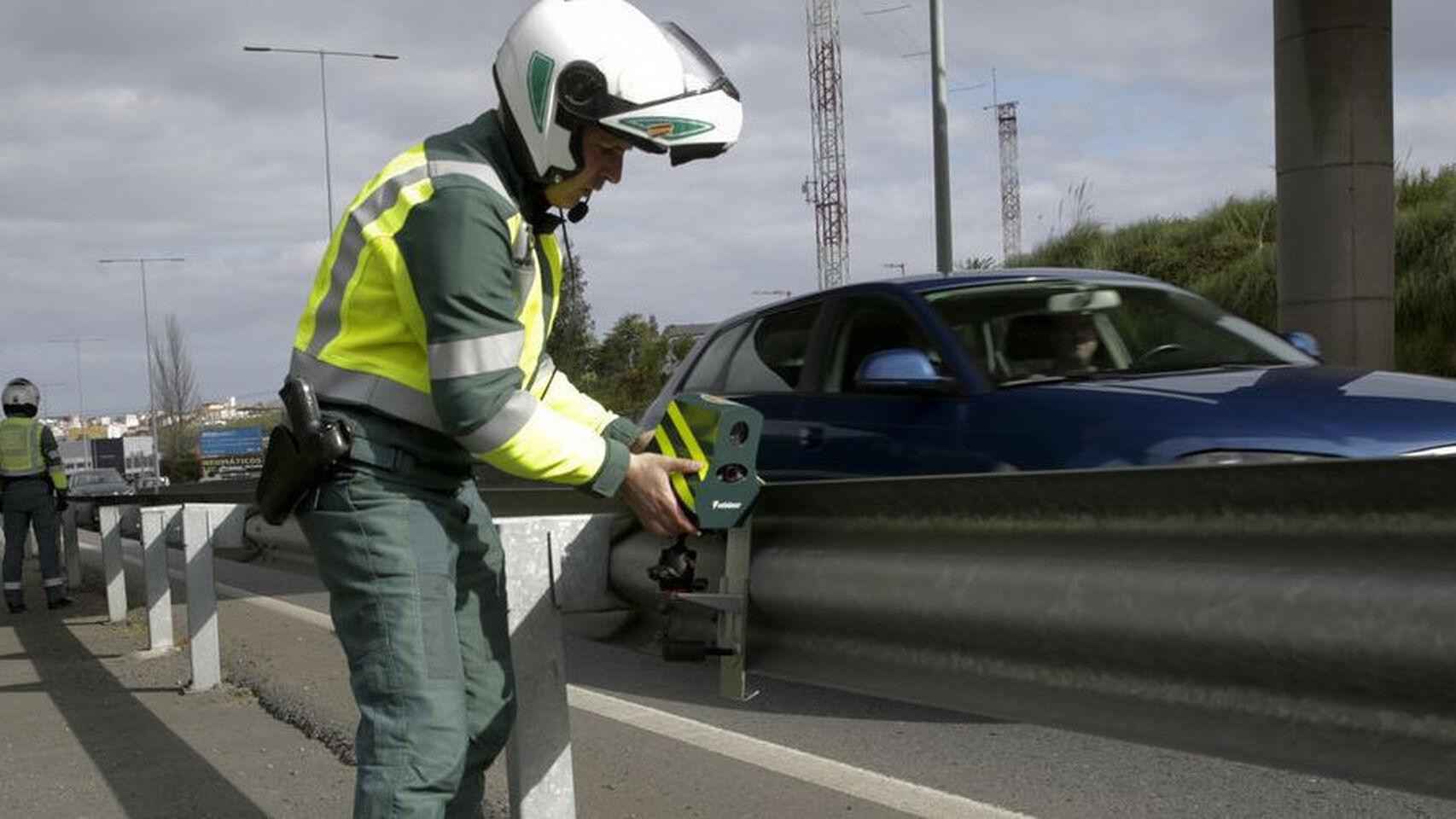 Un agente de la Guardia Civil instala el nuevo radar 'velolaser' / DGT