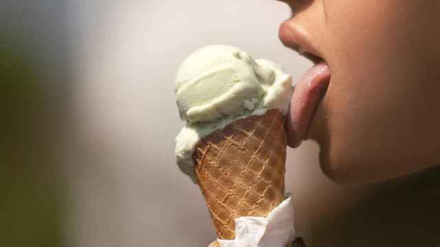 Mujer comiéndose un helado durante la ola de calor / PIXABAY