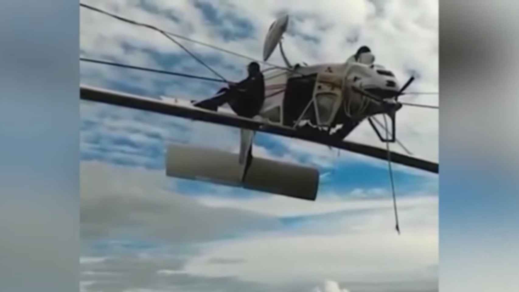 Captura de la avioneta que se estrella contra un telesilla con uno de sus pasajeros sentado en un ala del aparato / YOUTUBE