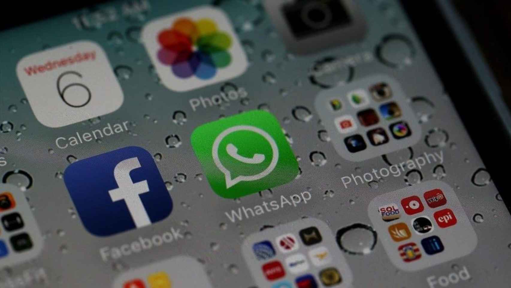 Una foto de archivo de las aplicaciones Facebook y WhatsApp que utilizaba el acusado