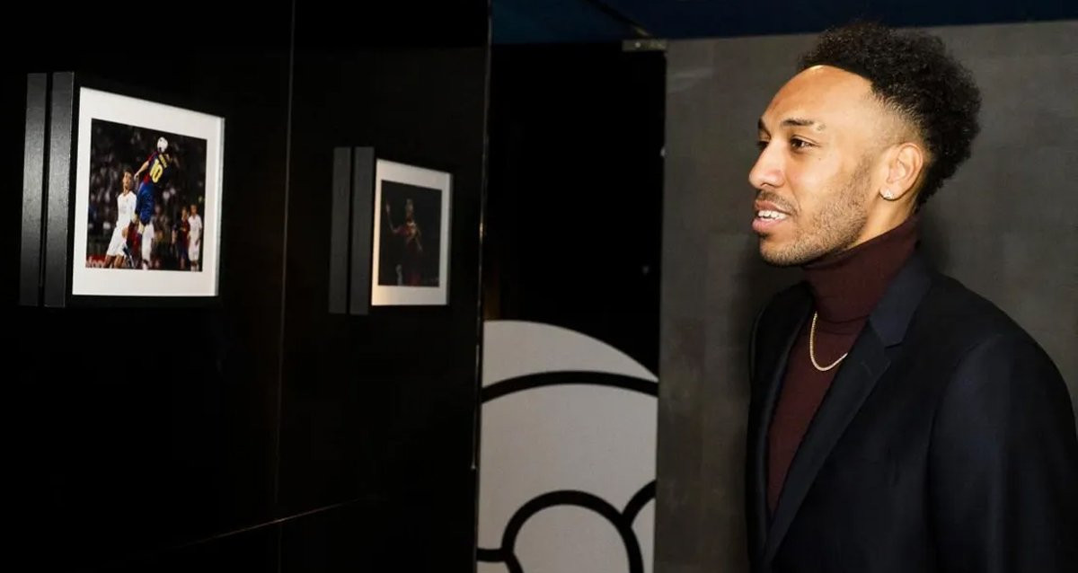 Pierre Emerick Aubameyang, visitando el museo del Barça, en el día de su presentación / FCB