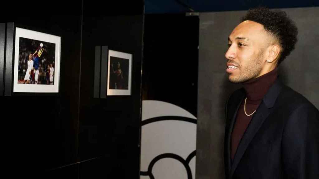 Pierre Emerick Aubameyang, visitando el museo del Barça, en el día de su presentación / FCB