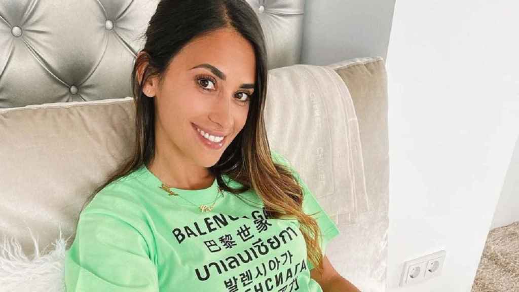 Antonella Roccuzzo disfruta de la lectura en el salón de su casa