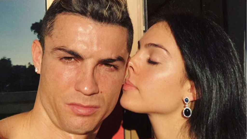 Georgina Rodríguez besa a Cristiano Ronaldo