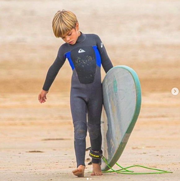 Sasha practicando surf