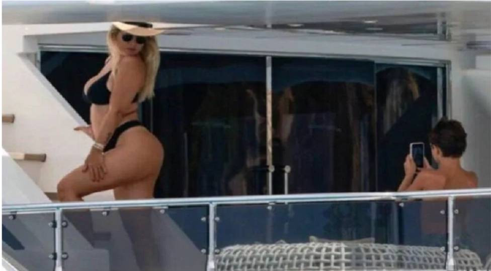 el hijo de Wanda Nara la fotografía en una posición sensual