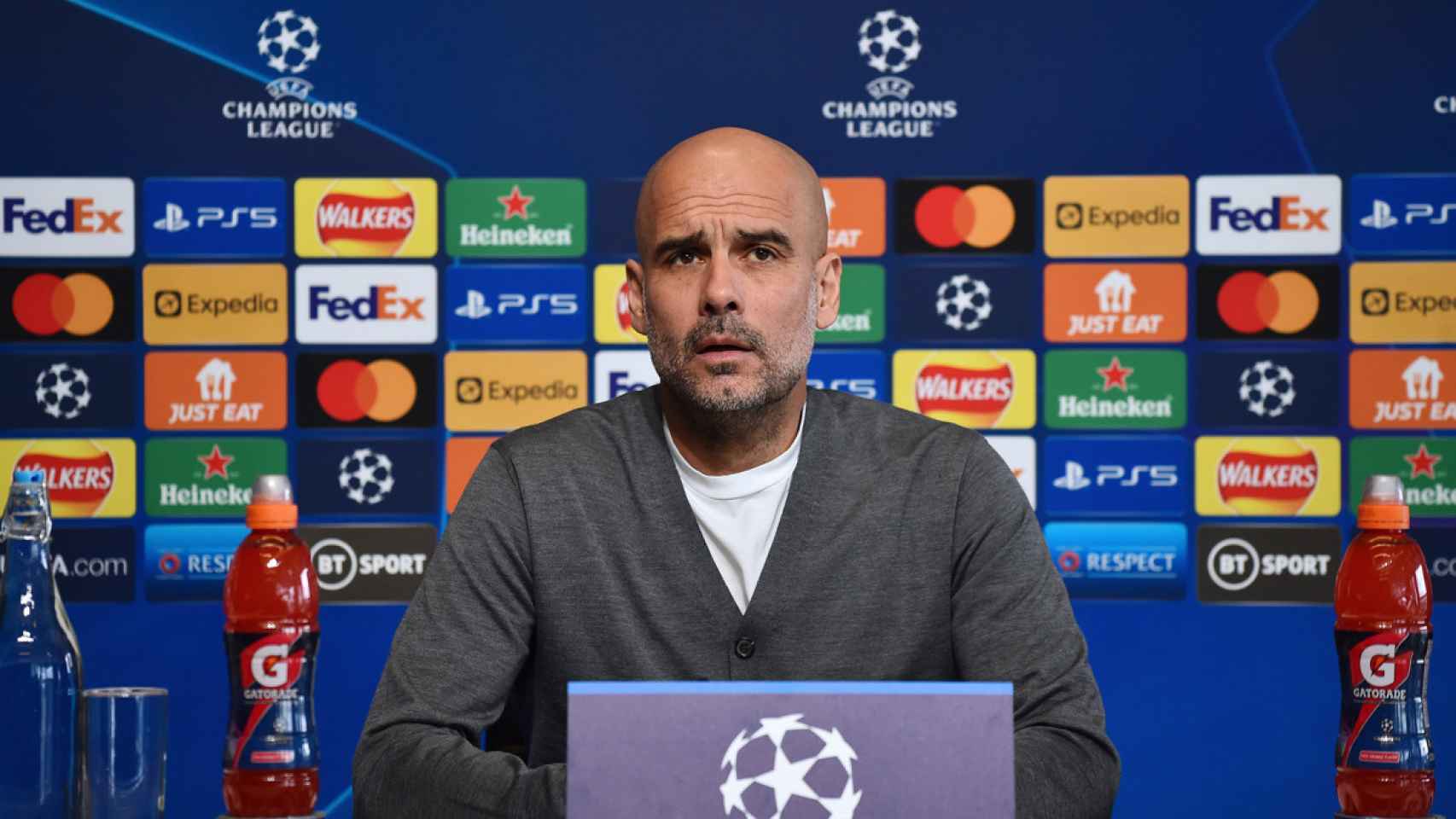 Pep Guardiola, sorprendido por una pregunta en rueda de prensa / EFE