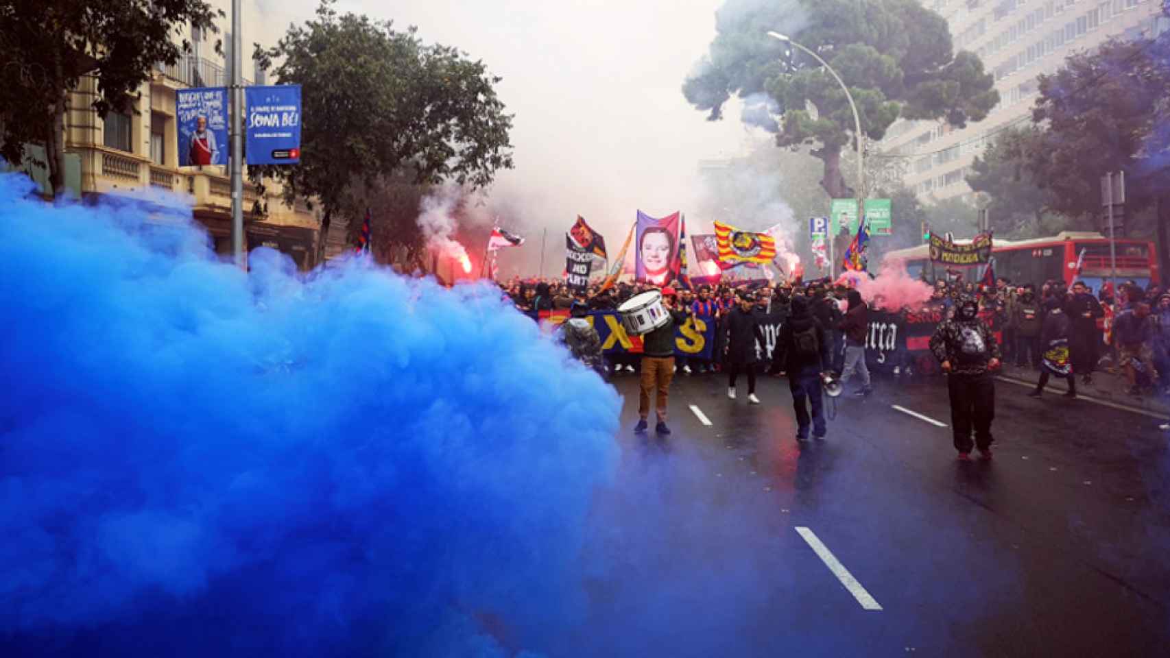 Boixos Nois ocupan la Travessera de Les Corts antes del clásico / TWITTER