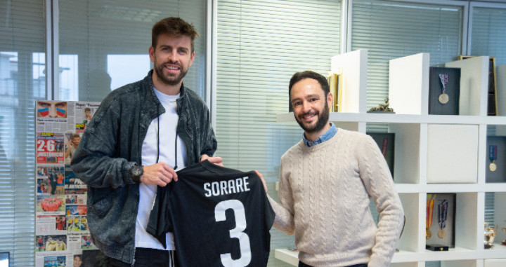 Gerard Piqué y Nicolas Julia posando tras el acuerdo / Sorare