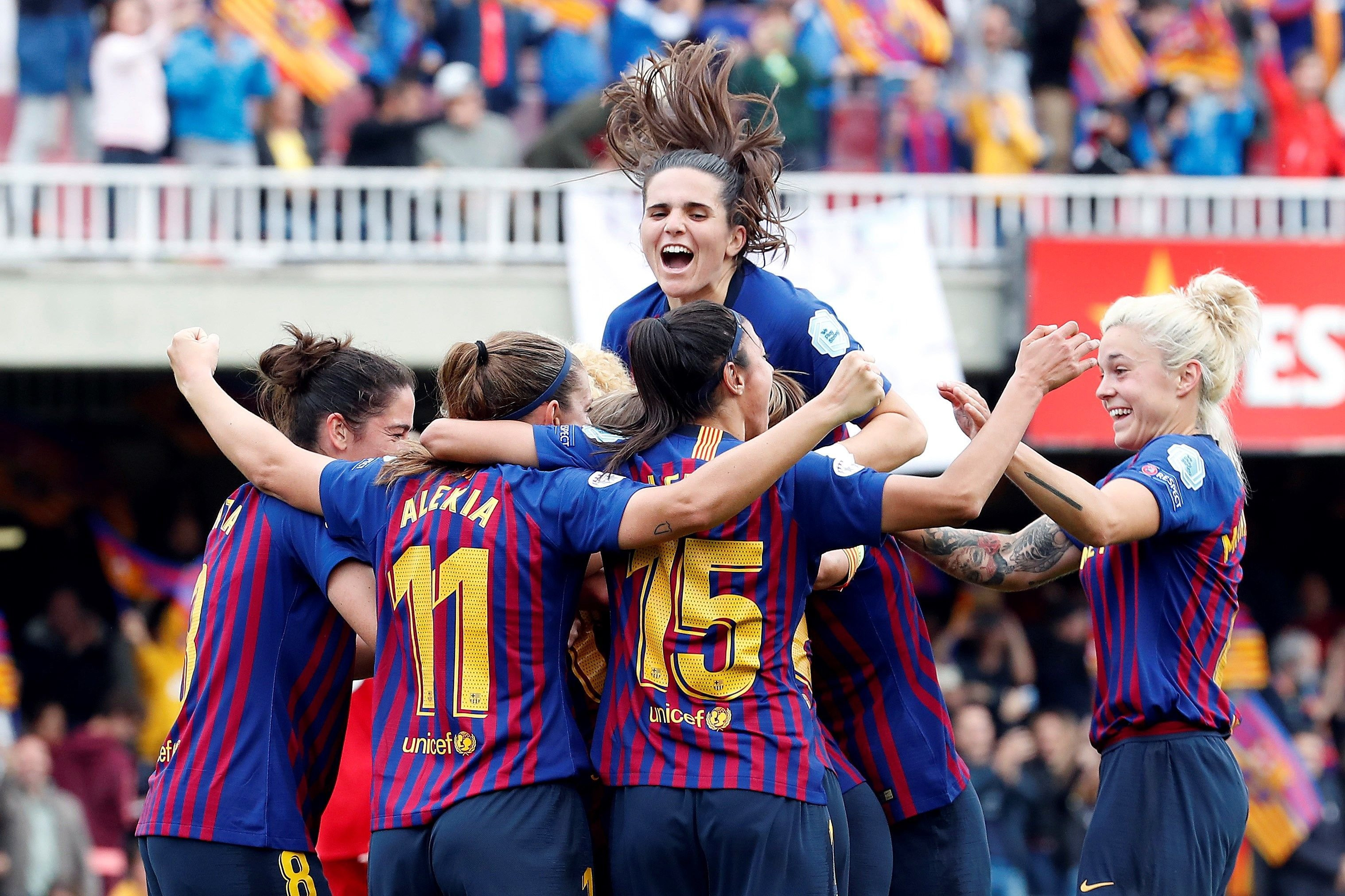 Las futbolistas del FC Barcelona celebran el gol de Mariona Caldentey / EFE