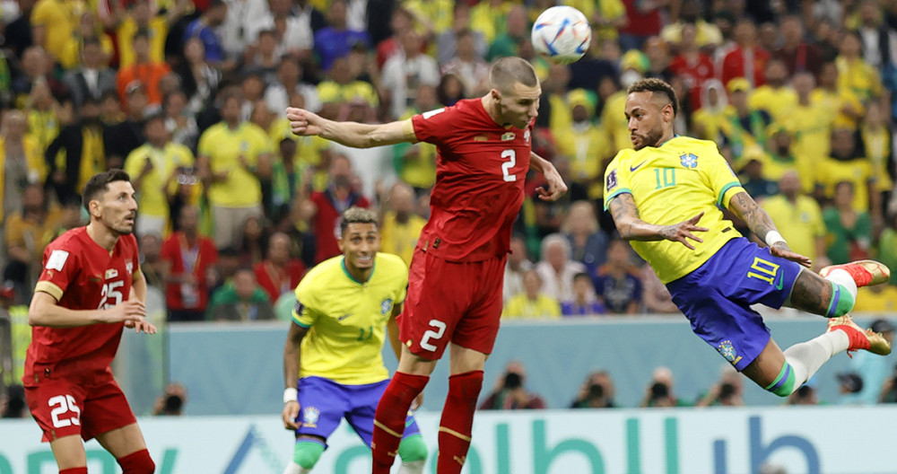 La disputa aérea entre Neymar y Pavlovic, durante el Brasil Serbia / EFE