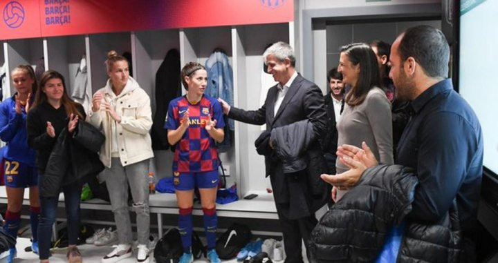 Jordi Mestre, ofreciendo su apoyo al Barça Femenino / EFE