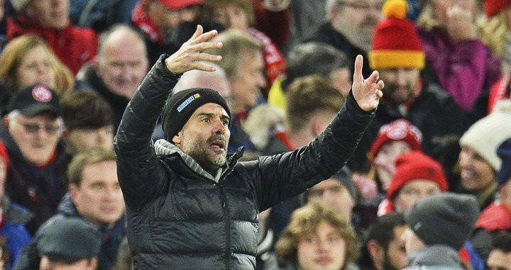 Pep Guardiola quejándose de una acción polémica en el Liverpool-Manchester City / EFE