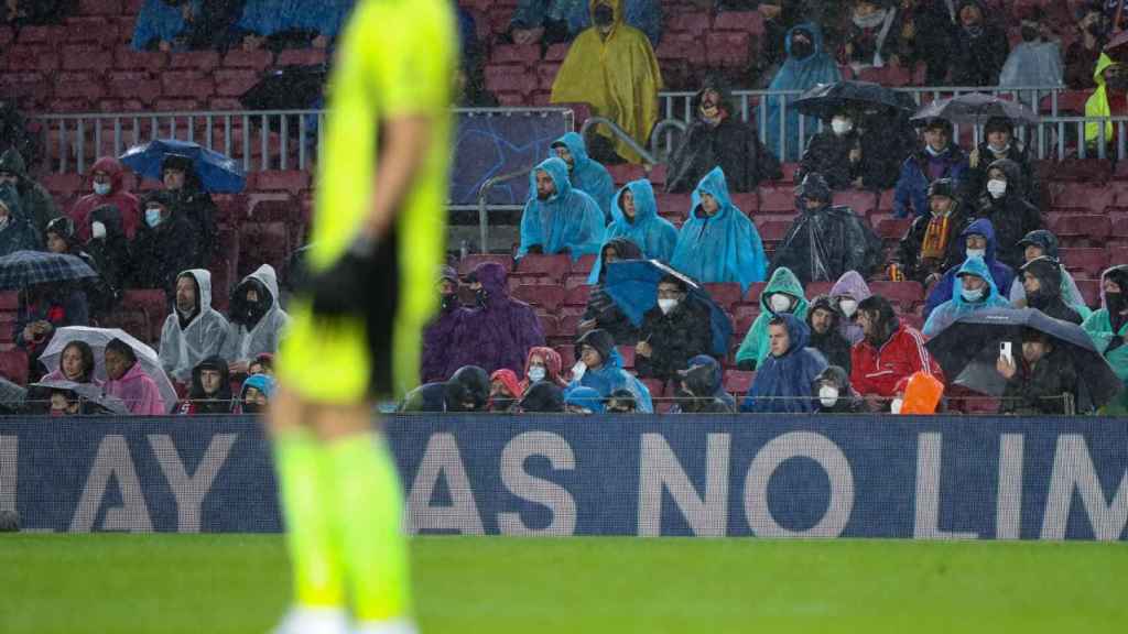 La lluvia empapa las gradas del Camp Nou en el Barça-Benfica / EFE