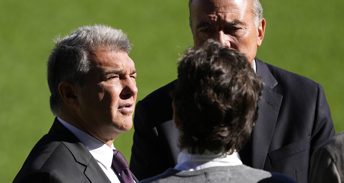 Joan Laporta, junto a Rafa Yuste y Mateu Alemany, durante un entrenamiento del Barça / EFE