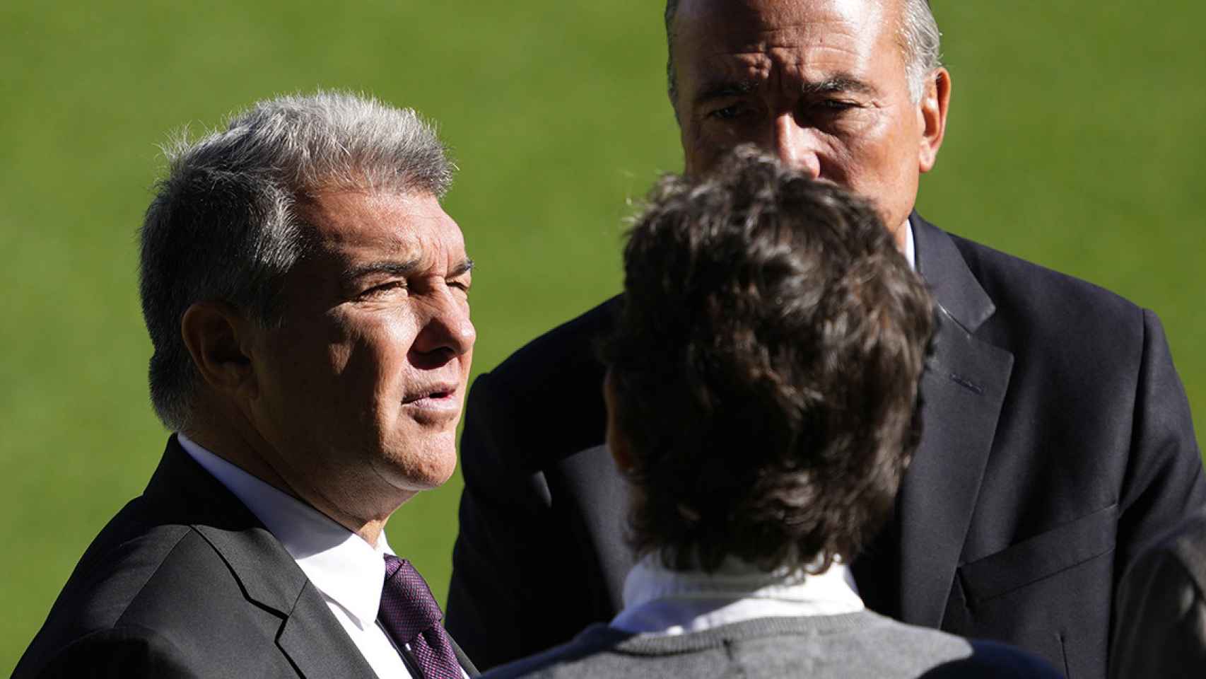 Joan Laporta, junto a Rafa Yuste y Mateu Alemany, durante un entrenamiento del Barça / EFE