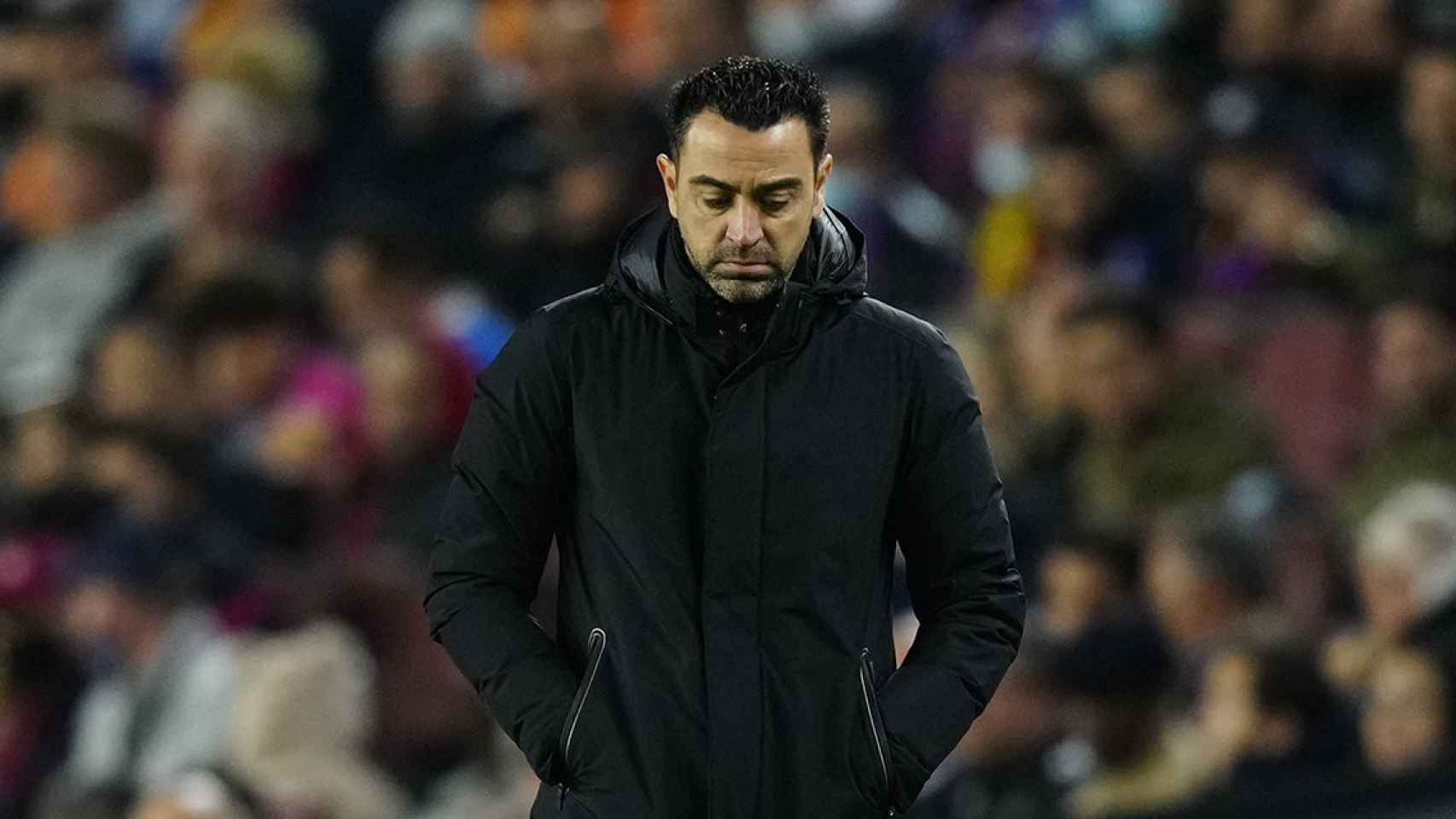 Xavi Hernández, cabizbajo tras un mal resultado del Barça en el Camp Nou / EFE