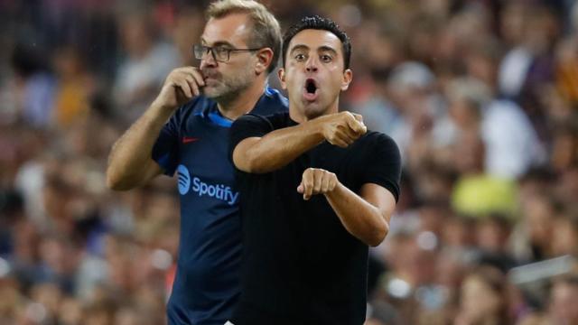 Xavi Hernández, protestando una acción contra el Rayo / EFE