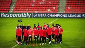 Los jugadores azulgrana antes del PSV-Barça / EFE