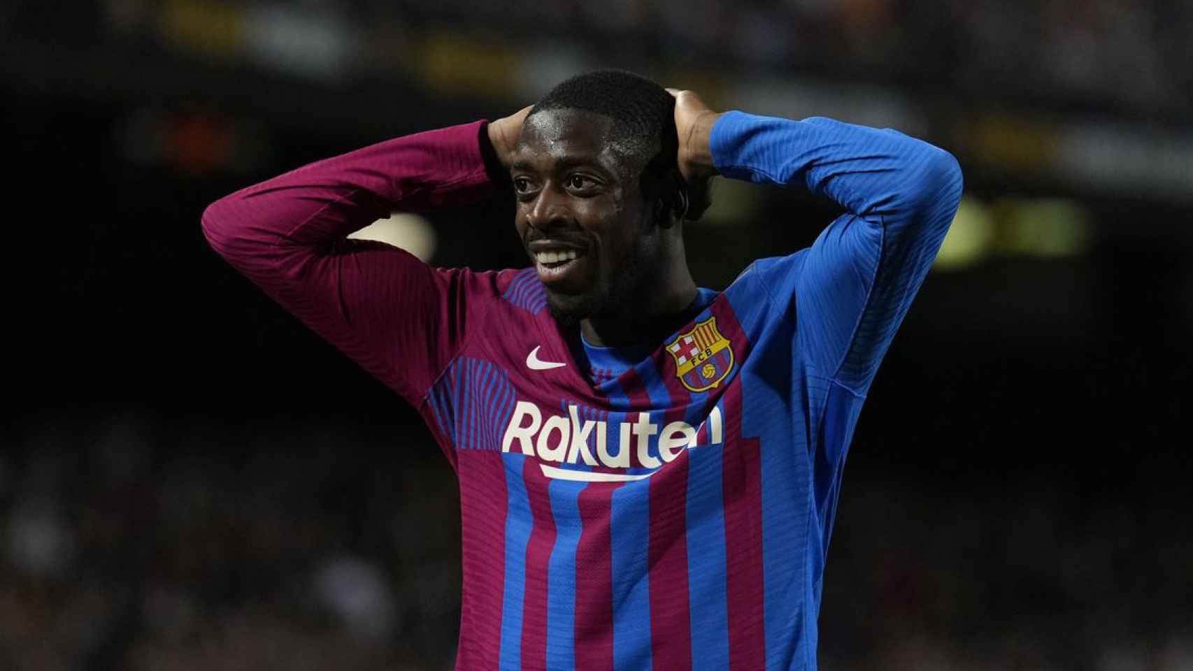 Ousmane Dembelé, con las manos a la cabeza, en el partido del Barça contra el Celta, podría fichar por un gran club inglés, el Chelsea / EFE