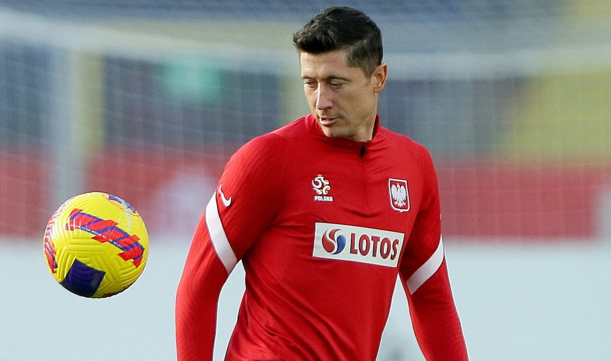 Robert Lewandowski, dando toques con la selección de Polonia / EFE