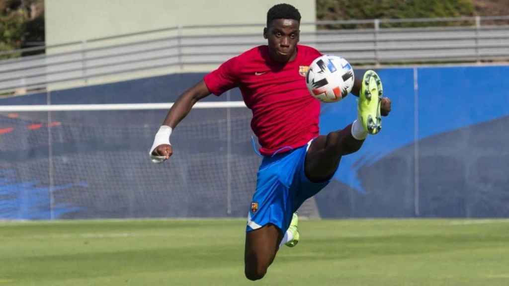 Ilaix Moriba, que todavía no ha renovado su contrato, entrenando con el Barça B / FC Barcelona