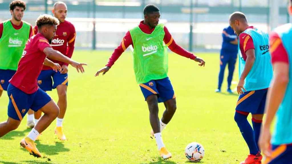 Dembelé golpea el balón en un entrenamiento del Barça / FCB