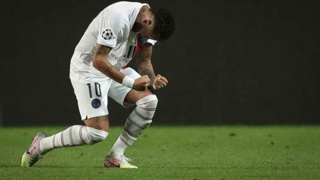 Neymar, rendido, celebrando el pase a cuartos de final de la Champions / EFE