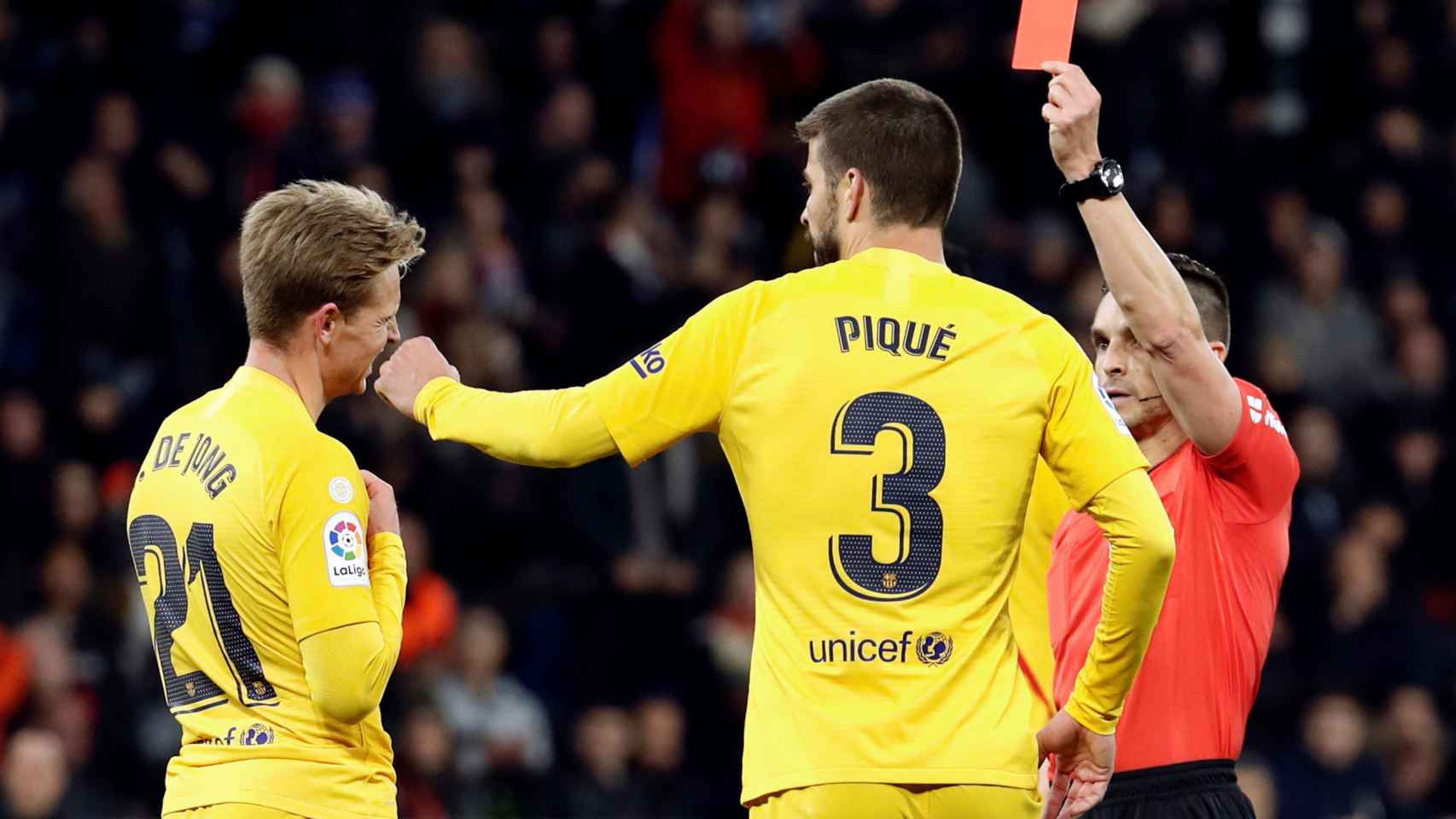 Gerard Piqué consolando a De Jong tras su expulsión / EFE