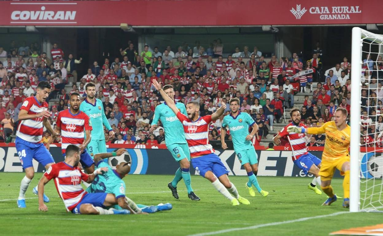 Los jugadores del Granada reclamando un penalti / EFE