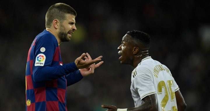 Vinicius y Piqué discuten una acción | EFE