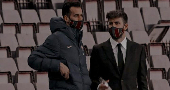 Piqué con Busquets en el descanso del Barça-Valencia / REDES