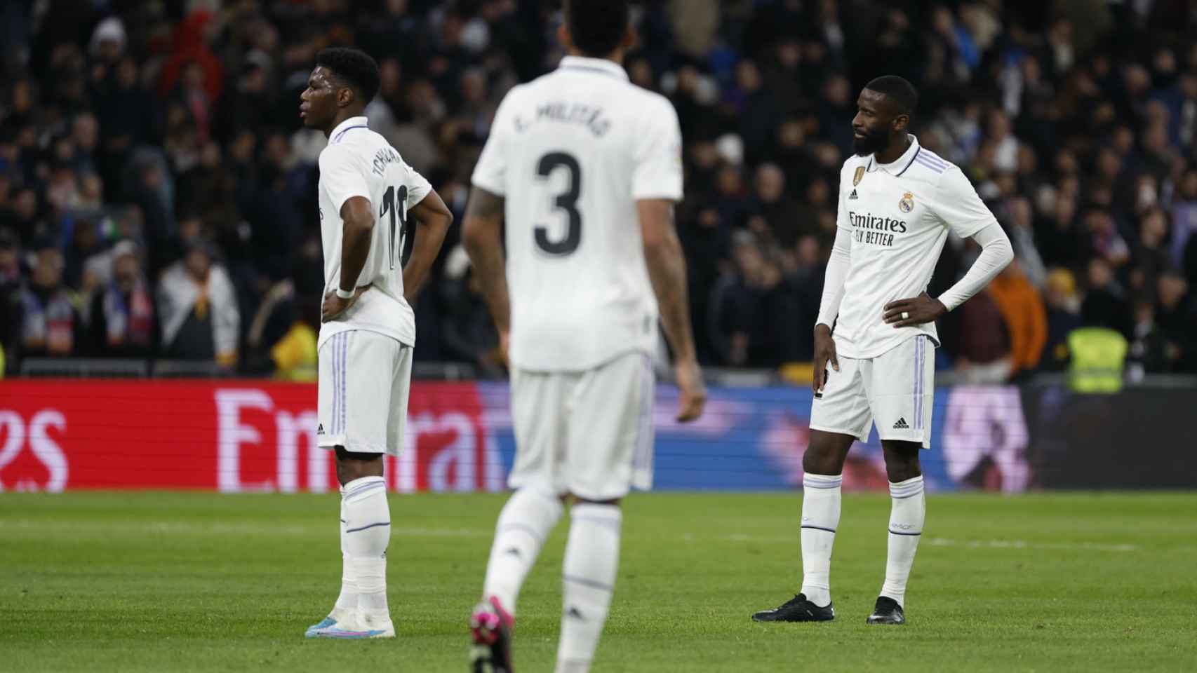 Militao, Rüdiger y Tchouaméni, durante el derbi entre Real Madrid y Atlético / EFE