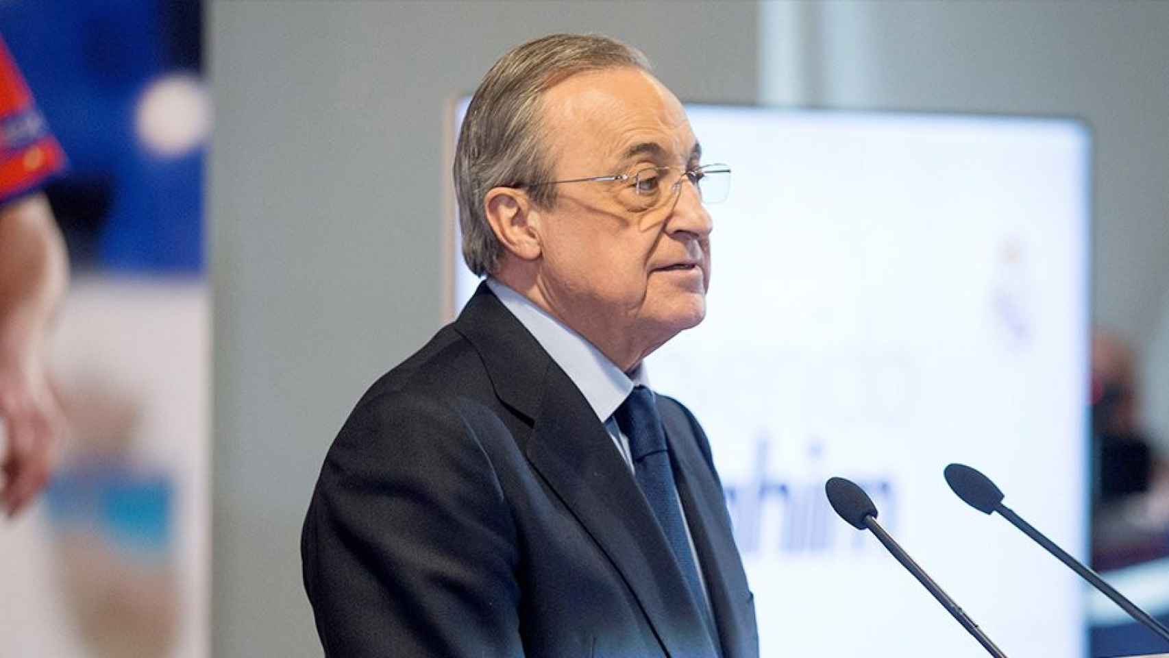 El presidente del Real Madrid, Florentino Pérez, atiende a los medios en el Santiago Bernabéu / EFE