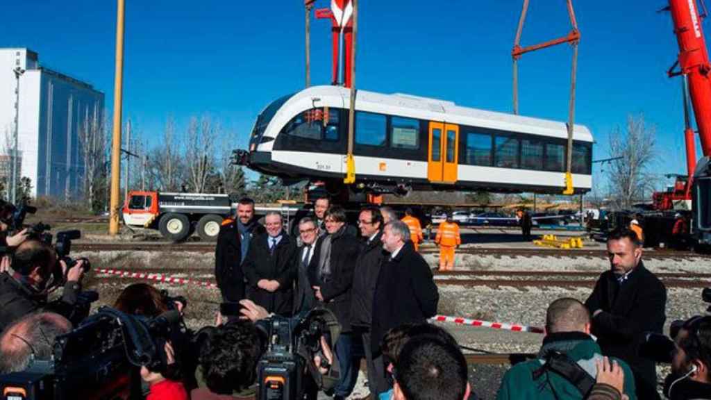 Imagen de Carles Puigdemont, rodeado de autoridades, con motivo del anuncio del tren Lleida-La Pobla en enero pasado.