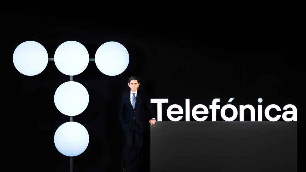 José María Álvarez-Pallete, presidente de Telefónica, junto al nuevo logo / TELEFÓNICA