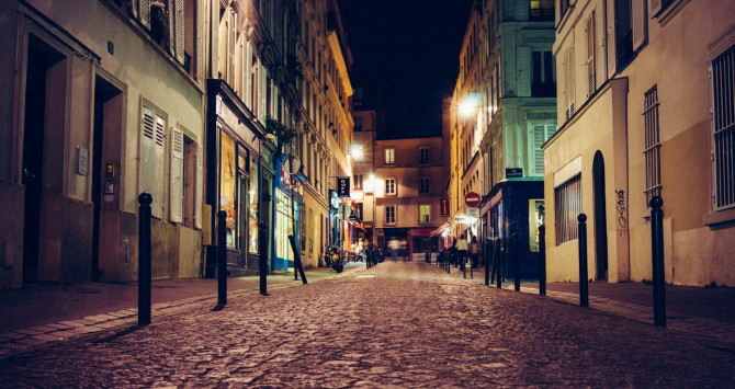 Calle adoquinada en el barrio de Montmartre / FLICKR