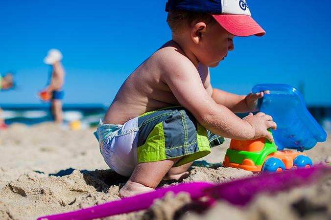 Un menor jugando en la playa, una foto que puede verse frecuentemente en las redes sociales / PIXABAY