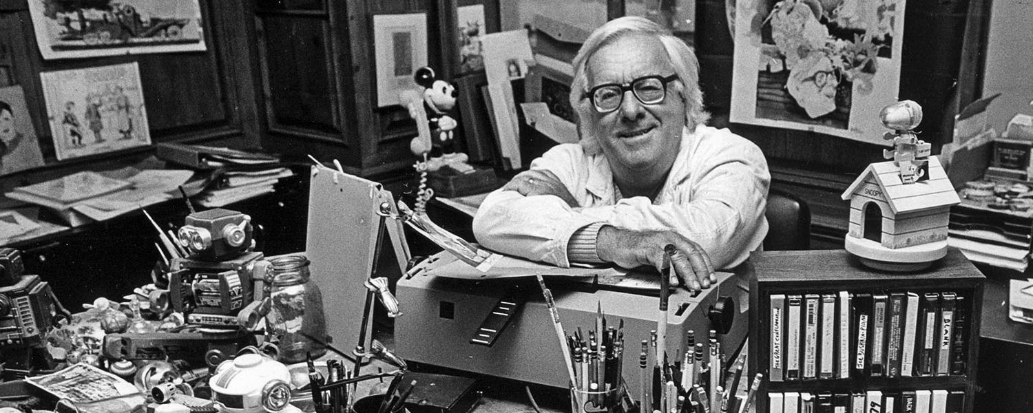 Ray Bradbury, en su mesa de trabajo