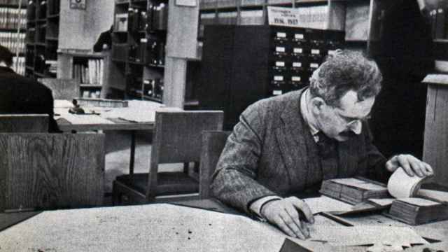 Walter Benjamin trabajando en una biblioteca