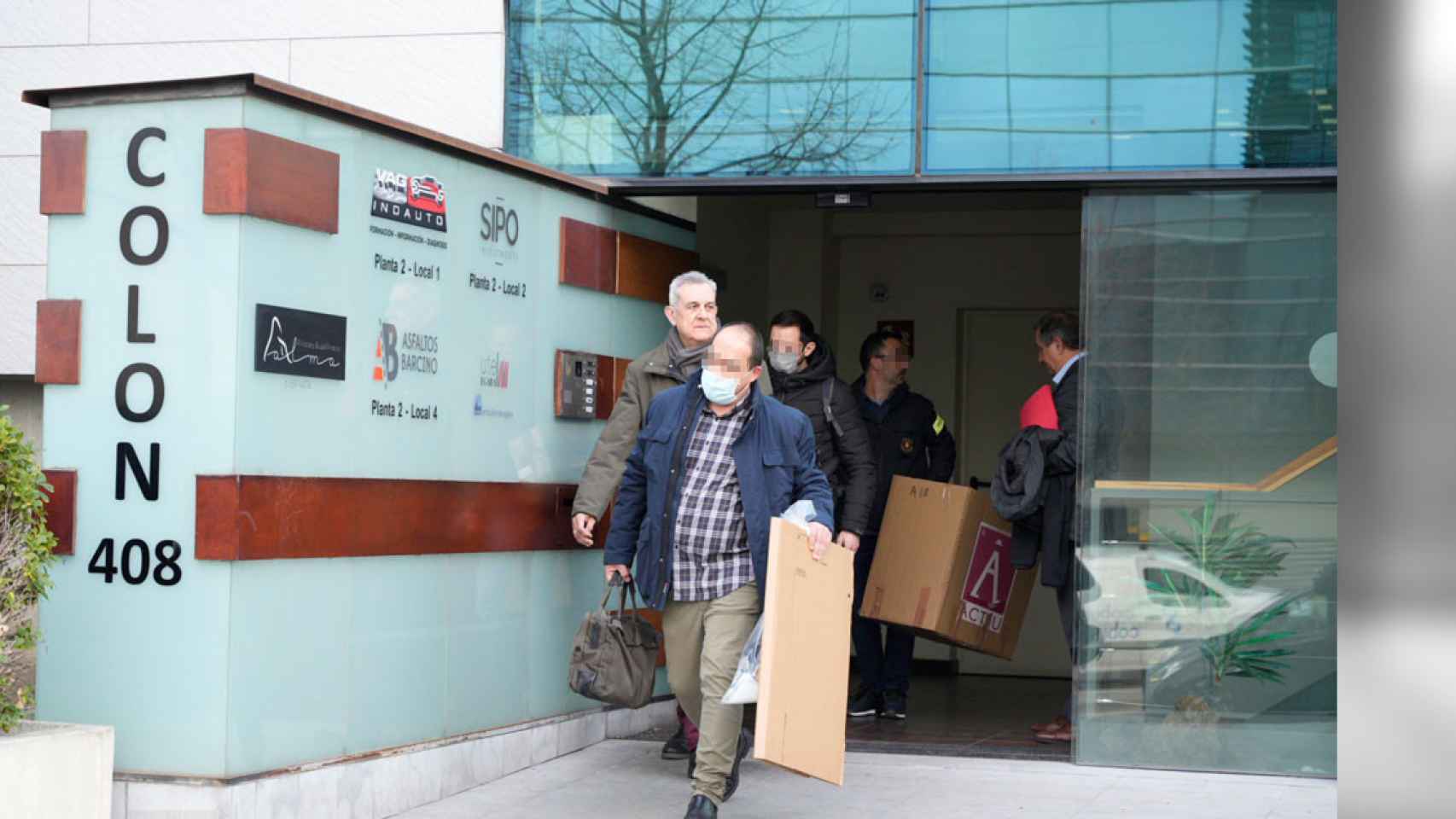 Policías y la comitiva judicial, en la sede de Ambulancias Egara ayer / Luis MIguel Añón -- CG