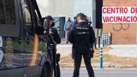 Un agente de la Policía Nacional ante un centro de vacunas