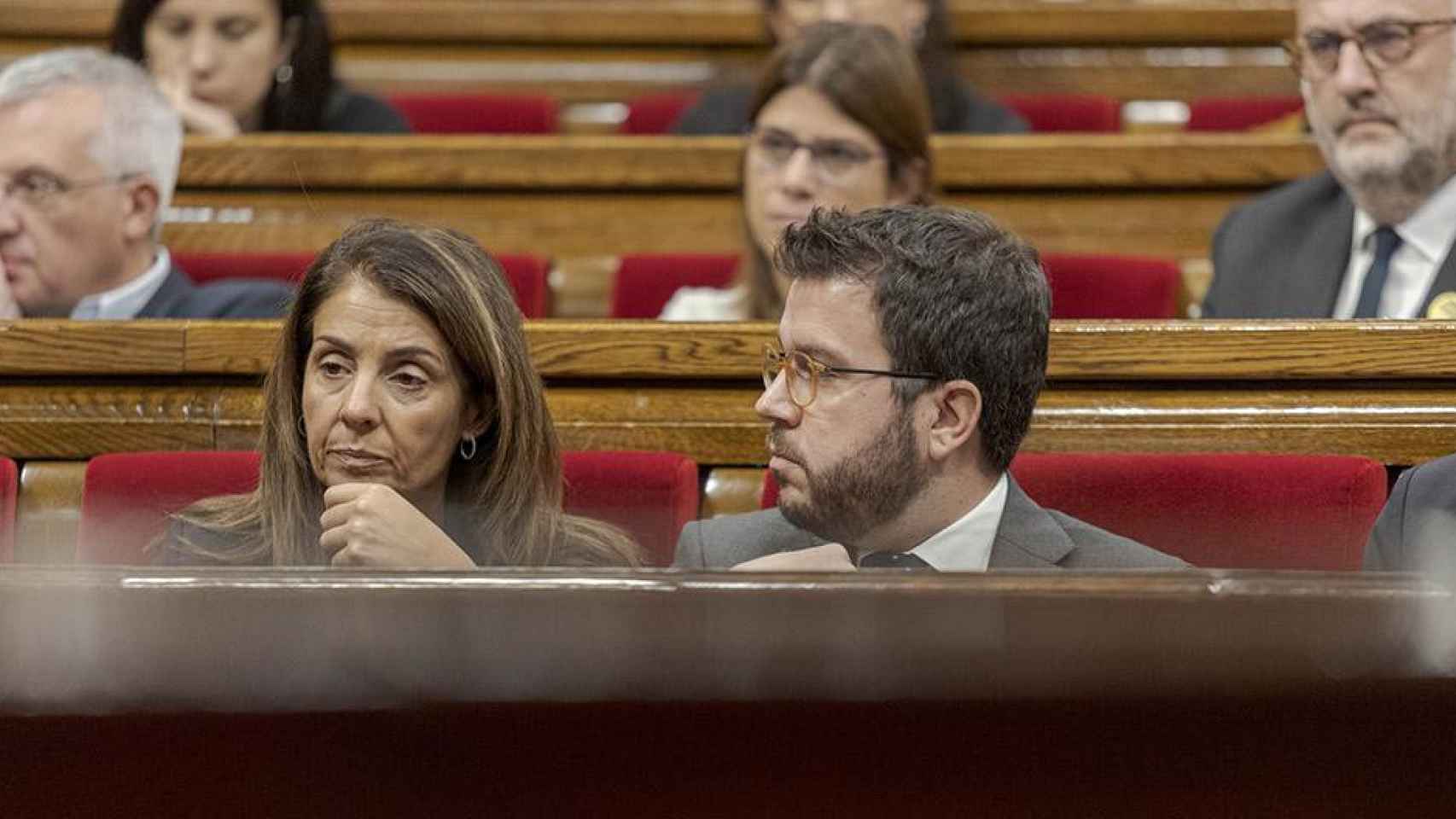 La consejera de Presidencia y portavoz Meritxell Budó, y el vicepresidente del Govern, Pere Aragonès / PARLAMENT