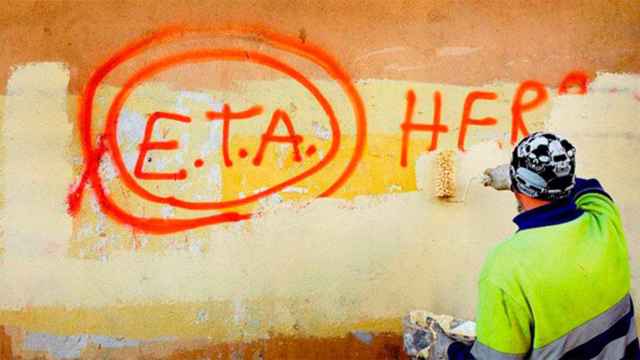 Un operario borra una pintada de ETA / EFE