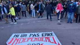 Manifestantes en Jardinets de Gràcia contra la inhabilitación de Torra / CG