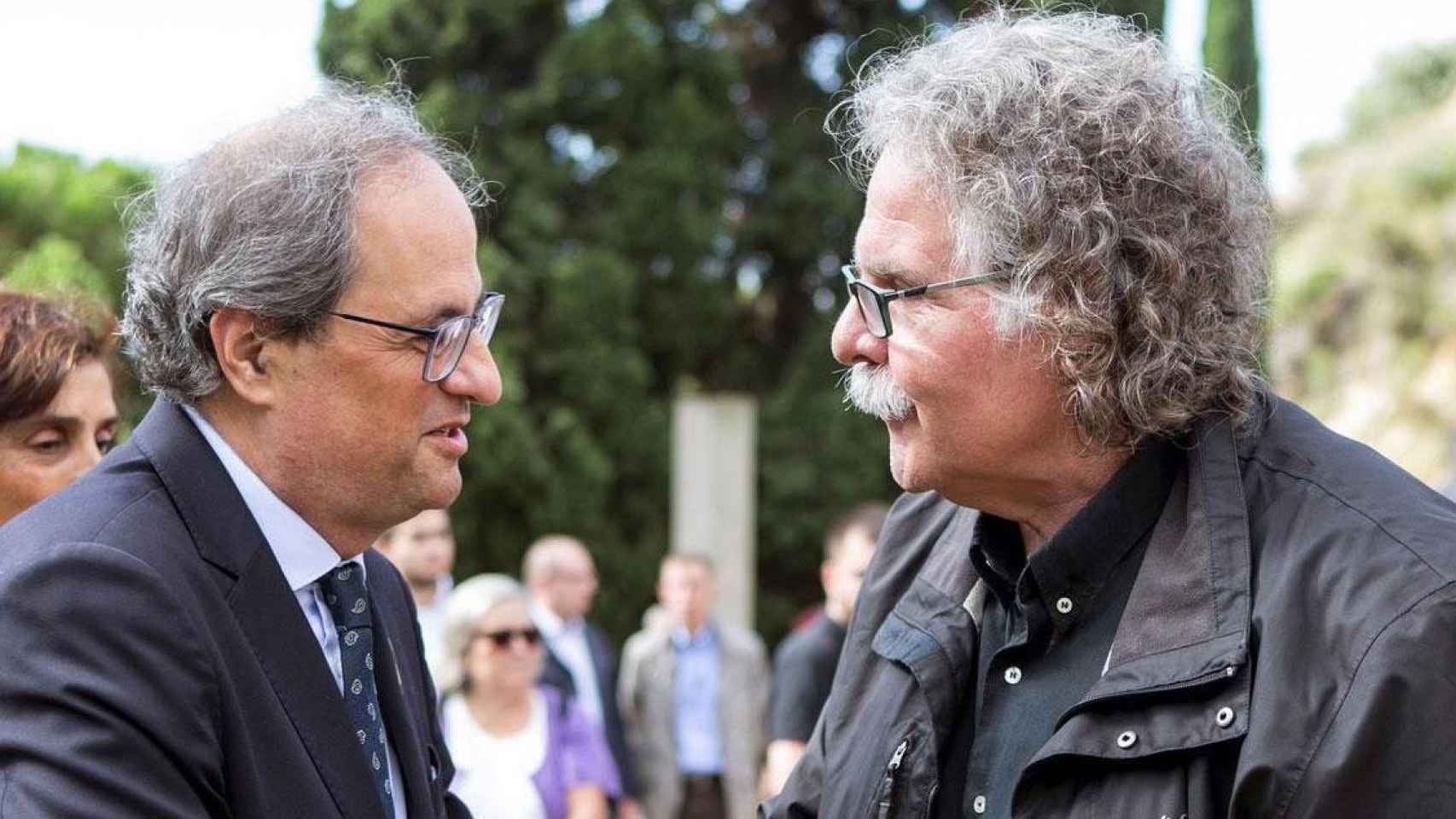 Quim Torra y Joan Tardà se saludan en una imagen de archivo / EFE