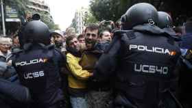 Agentes de la Policía Nacional durante su actuación en el 1-O en Barcelona / EFE