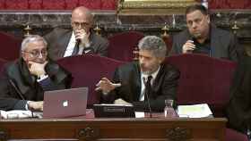 El abogado Andreu Van Den Eyden interroga a uno de los agentes de la Guardia Civil que han comparecido ante el Tribunal Supremo / EFE