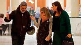 Carles Riera, líder de la CUP, debatiendo con la consejera de Presidencia, Elsa Artadi, y la titular de Cultura, Laura Borràs / EFE